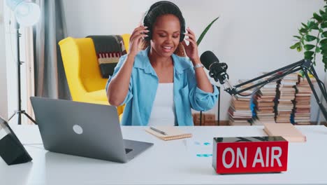 una bloguera afroamericana pone el micrófono y comienza a grabar podcast