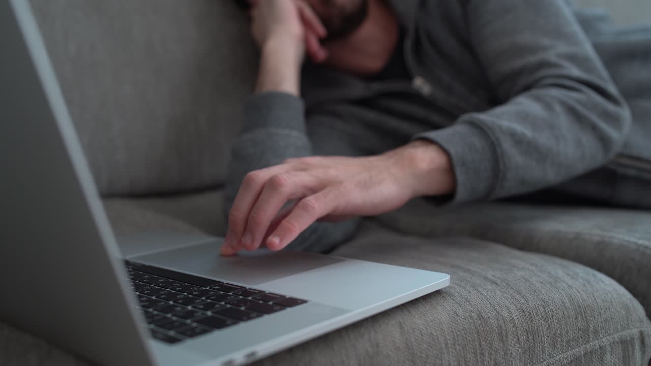 trabajando desde el sofá - escribiendo en la computadora portátil