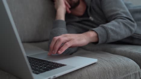 trabajando desde el sofá - escribiendo en la computadora portátil
