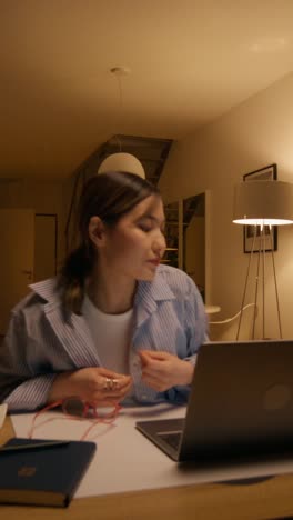 mujer en video llamada en casa