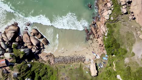 Drohnenvideo-Oben-Auf-Dem-Strand-Mit-Felsen-Und-Fischerhäusern