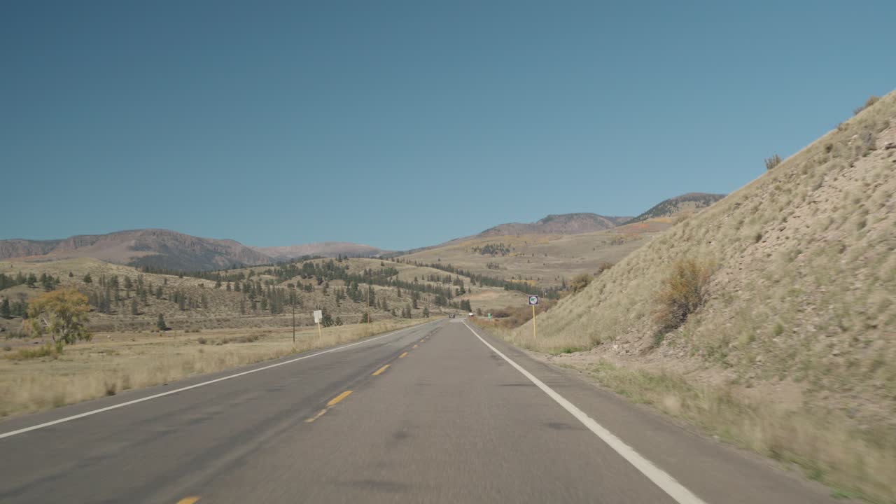Camino panorámico a través del paisaje montañoso