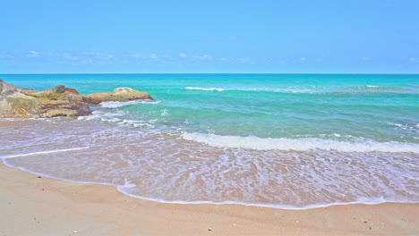 Playa-De-Arena-Blanca-Vacía-Y-Mar-Esmeralda-Tranquilo-Mareas-Espumosas,-Cielo-Despejado,-Plantilla-De-Vacaciones,-Espacio-De-Copia-Minimalista