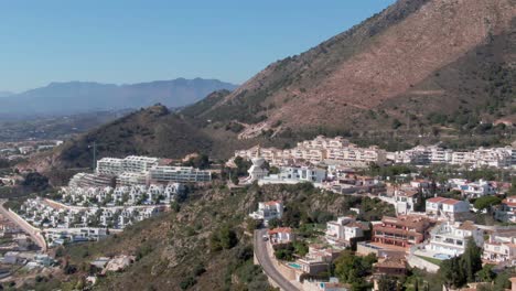 amplia toma aérea en órbita sobre benalmádena en españa