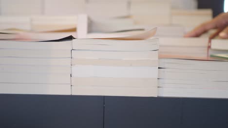 una pila de libros.