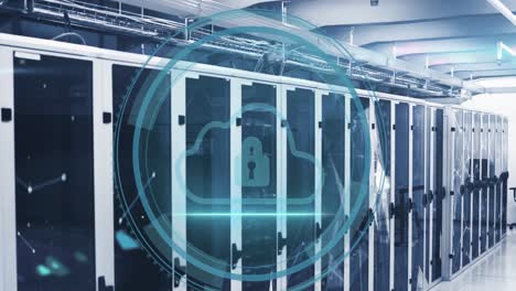 animación de un banner de texto de seguridad cibernética sobre un candado de seguridad e icono de nube contra la sala del servidor