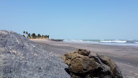 toma estacionaria cinematográfica de la playa cerca de las rocas en cape point, bakau - gambia