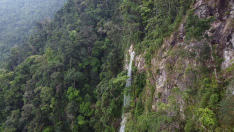 Vista-Aérea-Del-Acantilado-Vuela-A-Una-Tenue-Cascada-En-La-Jungla-En-Las-Montañas-De-Honduras