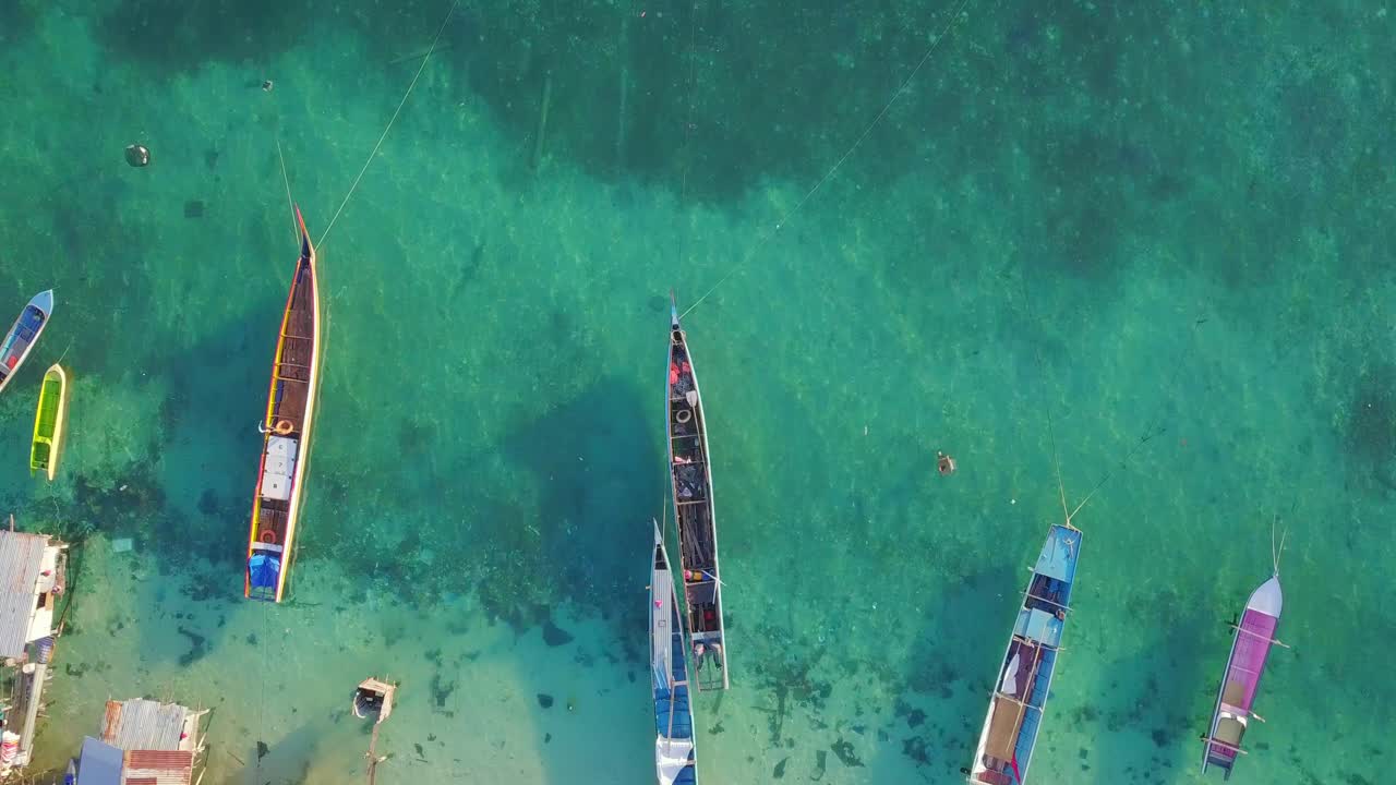 말레이시아의 마불에 있는 은 푸르키즈색 바다를 향해 마을 위를 날아다니는 항공편