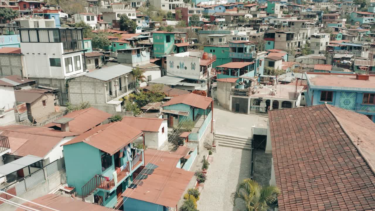 barrio en santa catarina palopo, lago atitlan, guatemala - drone ascendiendo