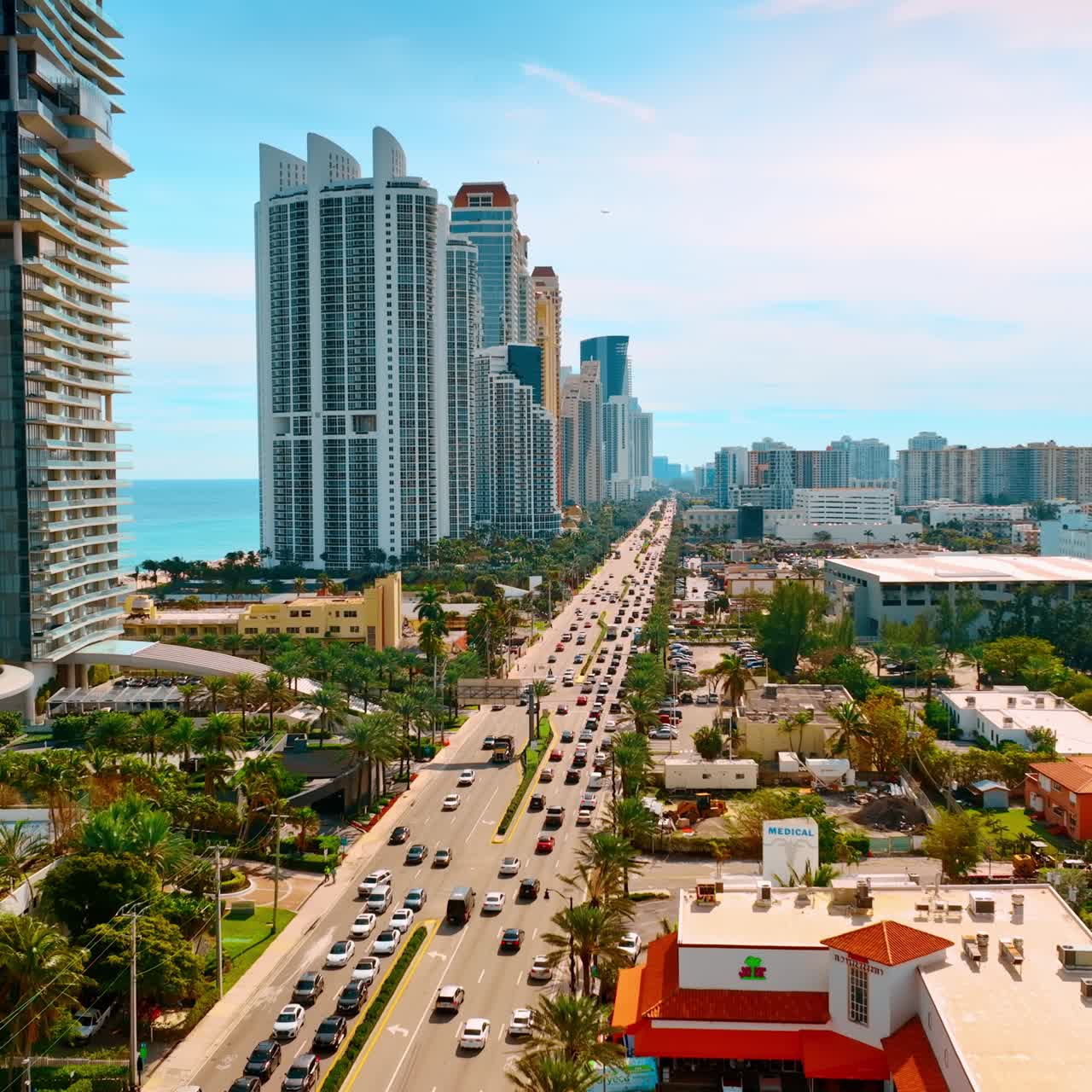 Traffico sulle autostrade di Miami Beach di giorno. Prospettiva aerea sulla splendida città da un drone.