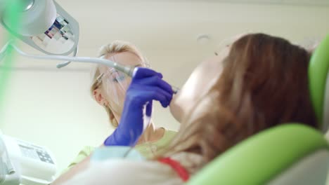 Mujer-Dentista-Haciendo-Limpieza-Dental-Profesional-En-La-Clínica-Dental.