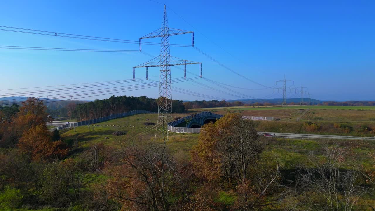 Økologisk bro, der giver dyrelivet sikker passage over en tysk motorvej, set ovenfra. Uovertruffen luftfoto-drone, der flyver nedad
