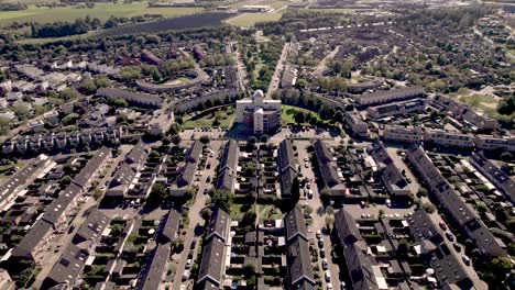 Amplia-Vista-Aérea-De-Un-Barrio-Residencial-En-Los-Suburbios-De-Zutphen.