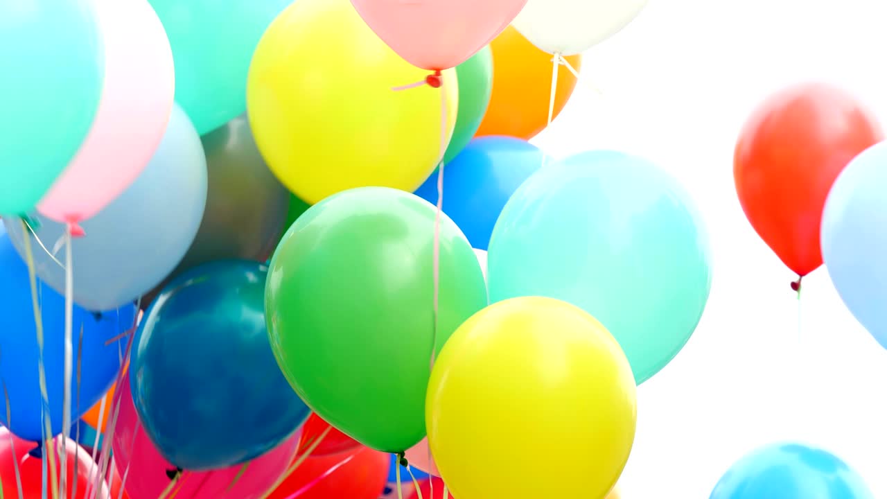 balones de helio de colores festivos.