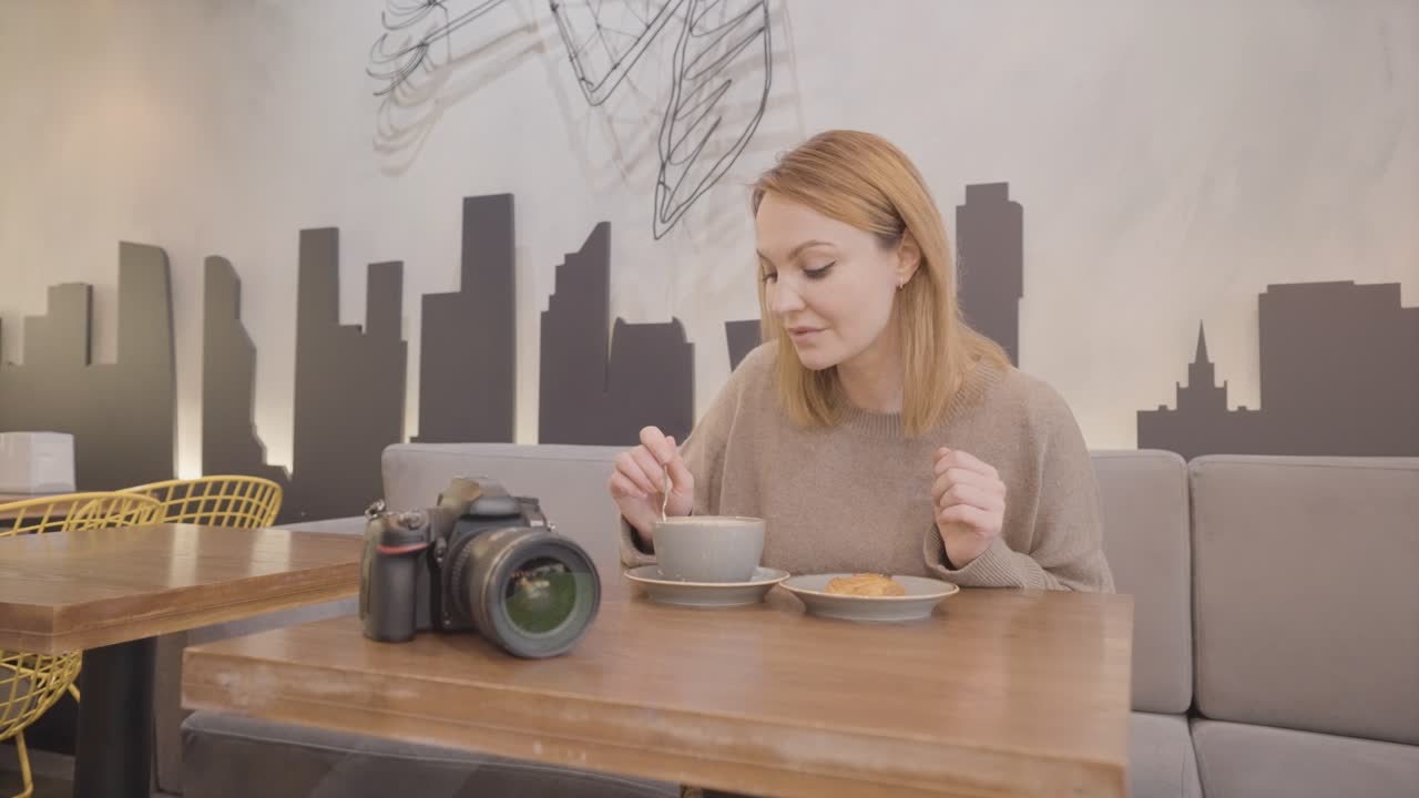 mujer disfrutando de café y pasteles en un café