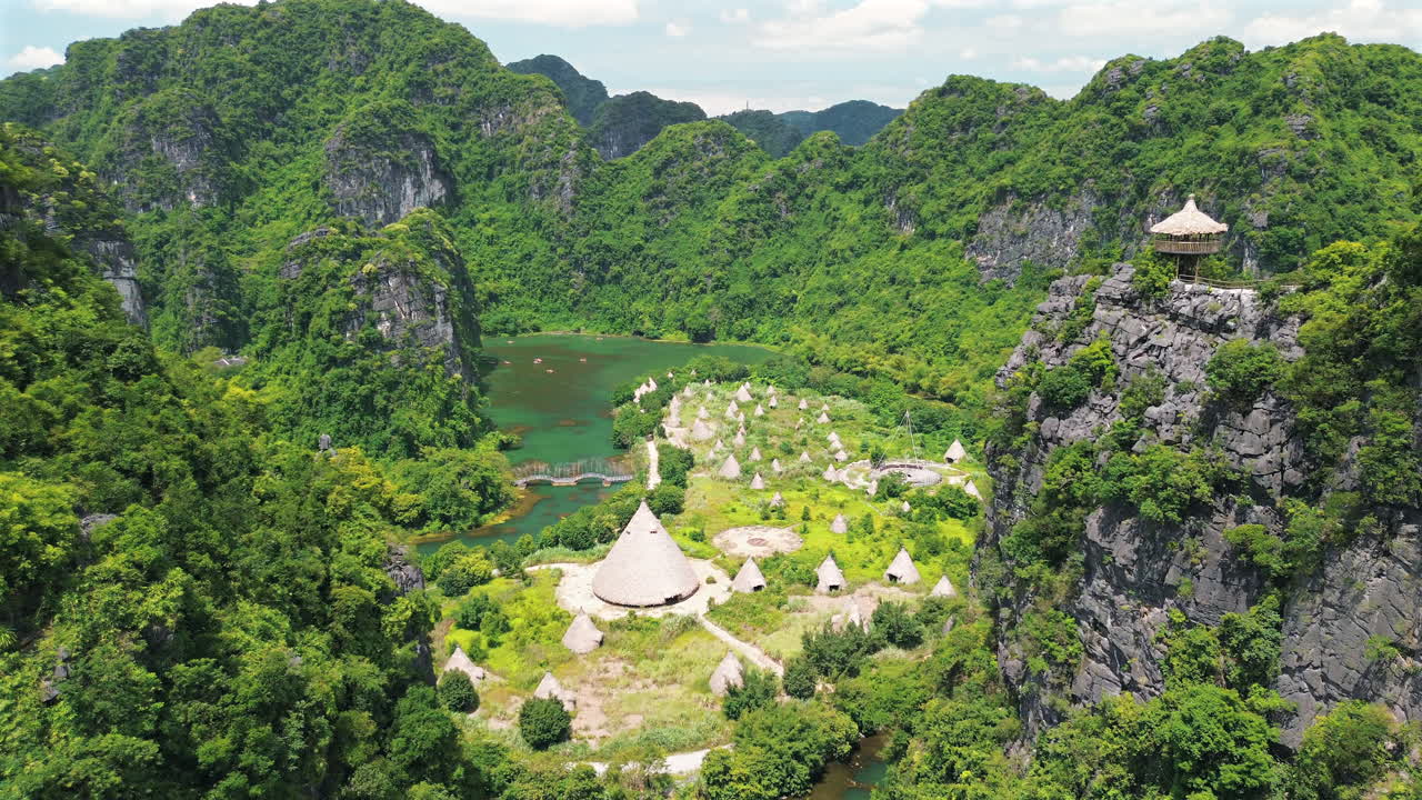 Một cảnh quay trên không góc cao tuyệt đẹp tiết lộ phim trường Kong với những túp lều tranh và một cấu trúc hình nón lớn ở trung tâm, ẩn mình giữa những ngọn núi đá vôi ngoạn mục của Tràng An.