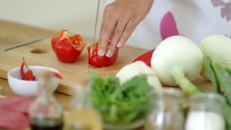 Hausfrau-Hackt-Eine-Frische-Rote-Paprika