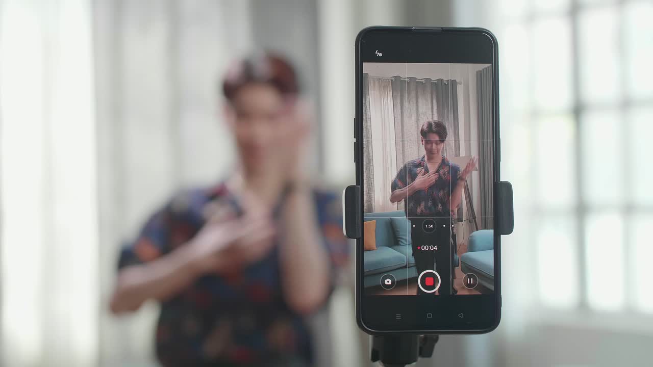 Persona che registra un video con lo smartphone.