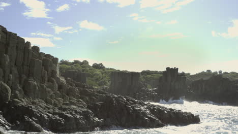 Muy-Buen-Día-En-El-Lugar-Llamado-Bombo-Con-Viento,-Olas-Y-Rocas