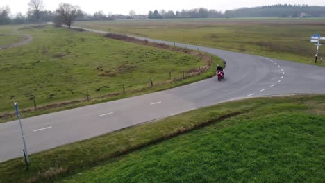 disparo de drones de un motociclista conduciendo por una carretera en medio de la nada