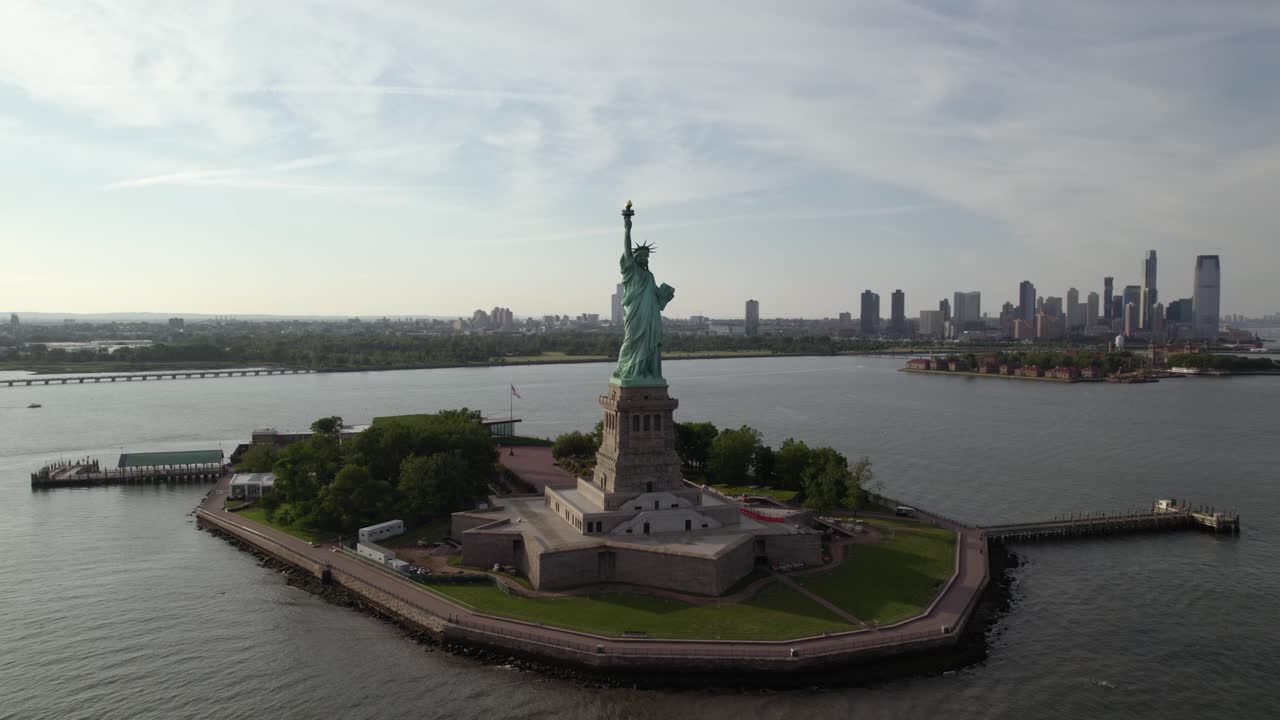 Veduta aerea intorno alla Statua della Libertà, nella soleggiata New York, USA - orbita, ripresa con drone