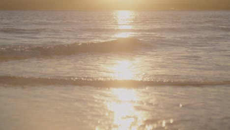 una imagen panorámica del paisaje marítimo y las olas marinas en la playa al atardecer