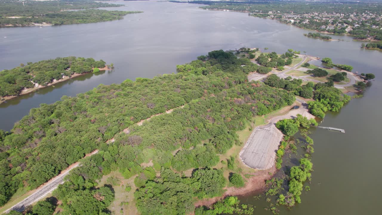 video aéreo del parque pilot knoll en el lago lewisville, texas