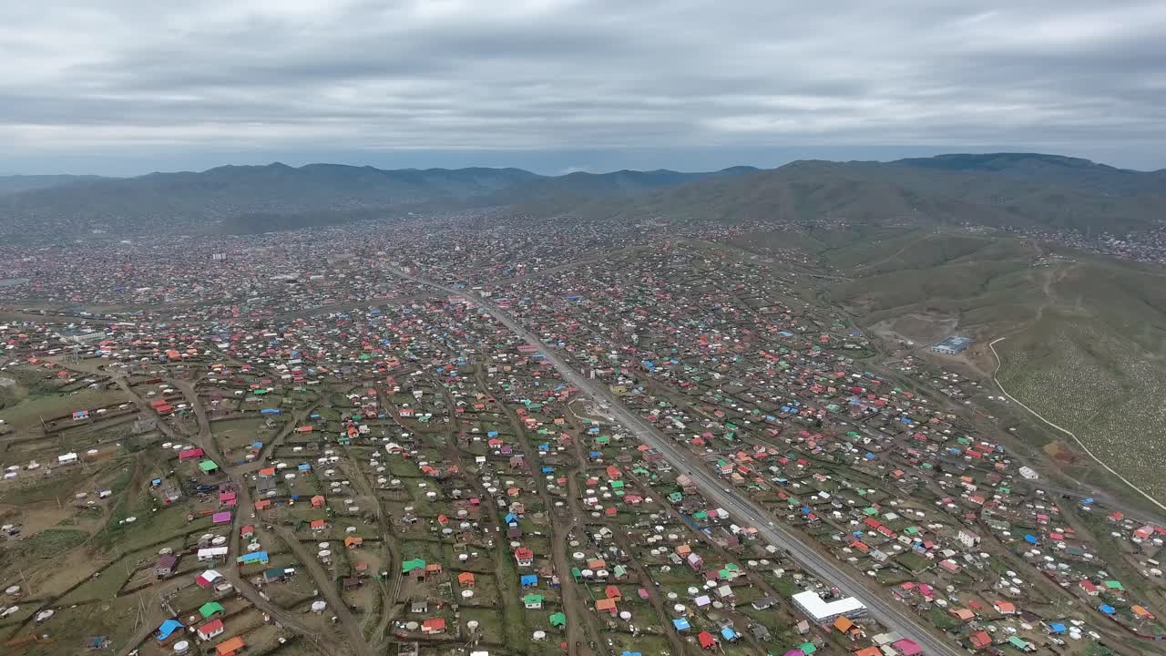 tomada aérea de drones de yurts y gers en el gueto de ulan bator, área pobre de mongolia