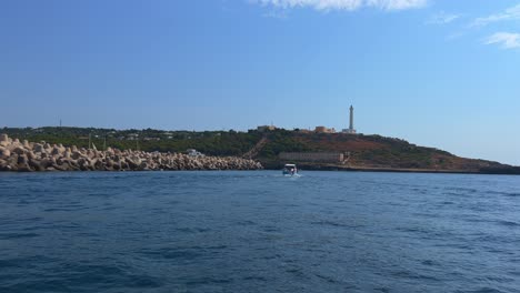 Barco-Turístico-En-El-Faro-De-Santa-Maria-Di-Leuca-En-La-Costa-Jónica-De-Salento-En-Apulia,-Italia