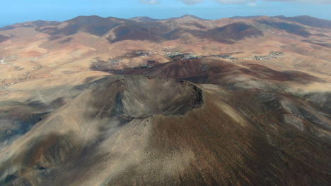 sacado de drone sobre los volcanes bayuyo es un conjunto de conos volcánicos que erupcionaron al mismo tiempo, siguiendo una línea casi recta