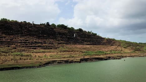 tránsito del canal de panamá entre el océano pacífico y el atlántico