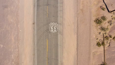 vista de arriba hacia abajo de la ruta 66 cuando el automóvil pasa por el marcador de la autopista