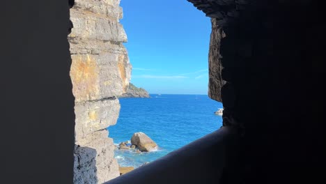 Impresionante-Vista-Desde-Una-Ventana-De-Roca-De-La-Vibrante-Costa-Azul-De-Amalfi,-Italia