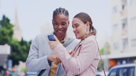 Teléfono,-Diversidad-Y-Amigos-En-La-Ciudad.