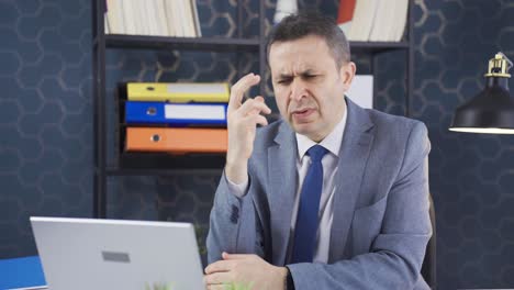 hombre de negocios sentado en el escritorio cerca de la computadora portátil tocando la barbilla en el trabajo de estrategia de la oficina.