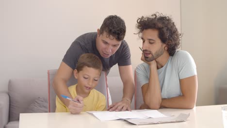 padres ayudando a sus hijos con las tareas escolares