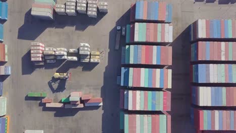 una nave da carico sposta un container attraverso uno scalo di spedizione di container e lo colloca in un'altra posizione