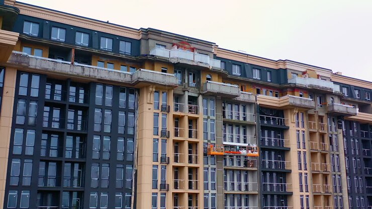 Quartiere residenziale in città. Complesso residenziale moderno per giovani famiglie.