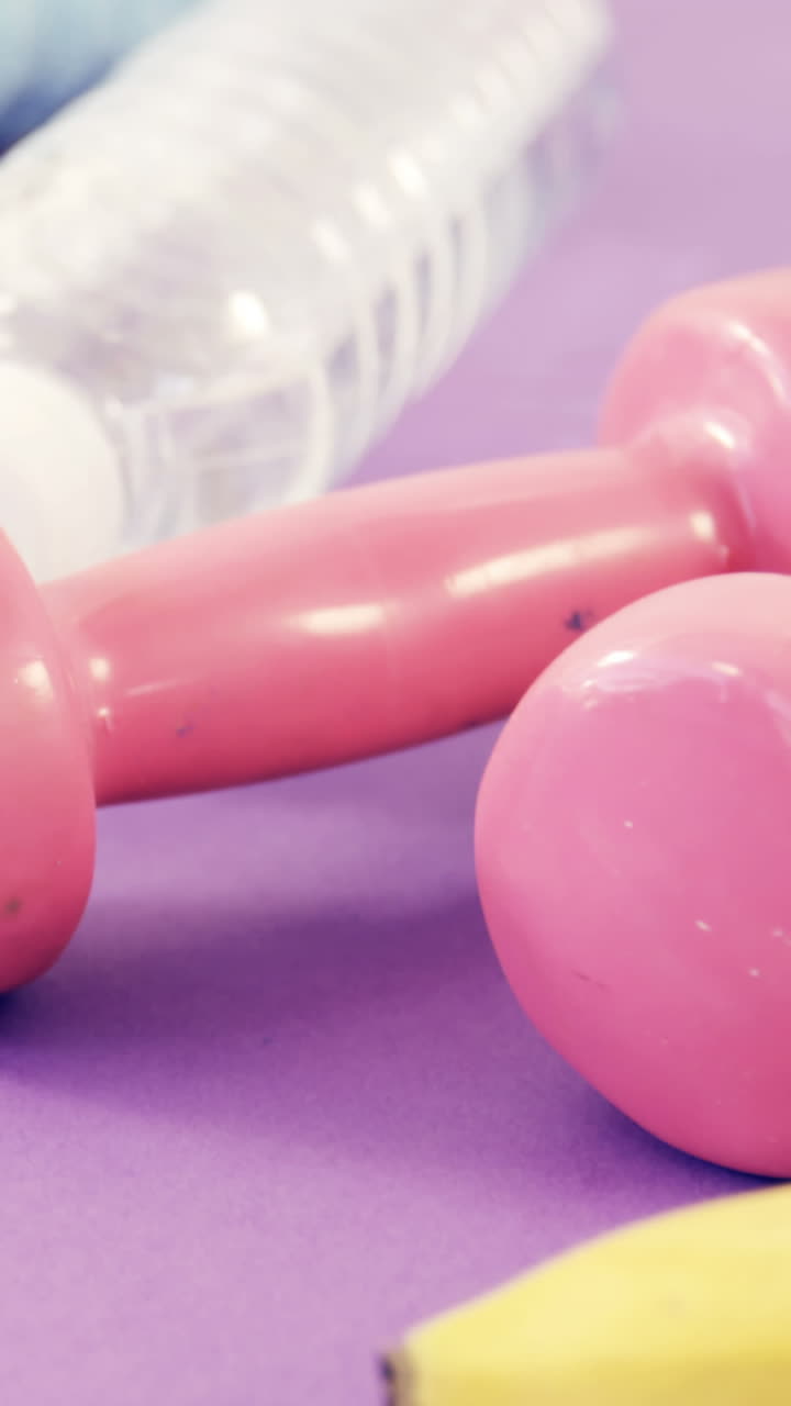 frutas, servilleta, cinta métrica, pesas y botella de agua