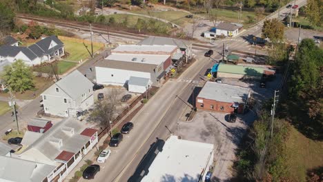 Paso-Aéreo-Sobre-Tiendas-Y-Vías-Férreas-En-El-Casco-Antiguo-De-Helena,-Alabama