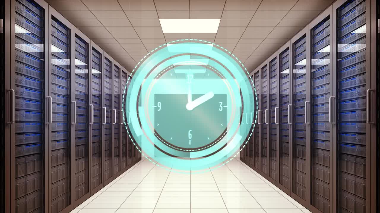 animación del reloj moviéndose rápidamente sobre los servidores de la computadora en la sala de tecnología