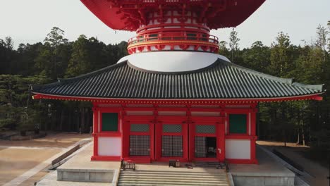 Aéreo-Drone-Se-Levanta-Primer-Plano-Monte-Koya-Koyasan-Pagoda-Montaña-Templo-Japón-Naranja-Negro-Tradicional-Japonés-Antiguo-Arquitectura