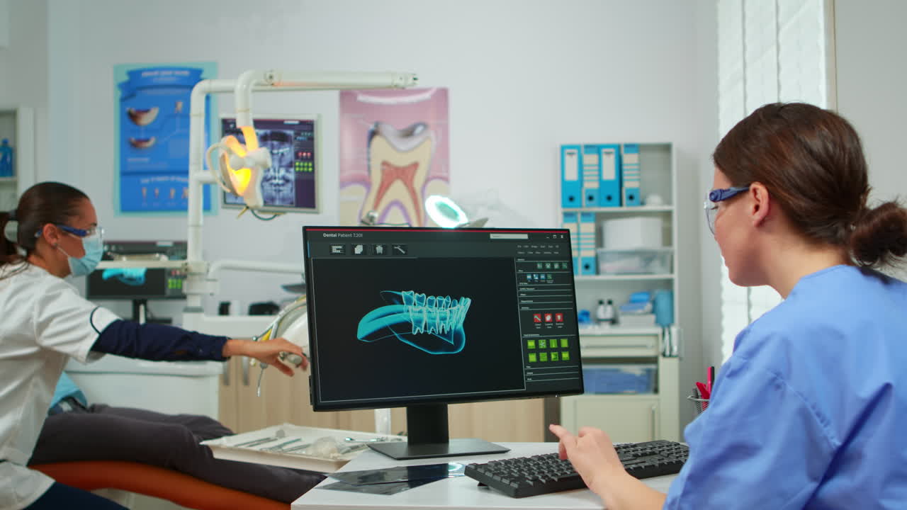 enfermera que trabaja en la huella digital dental del paciente