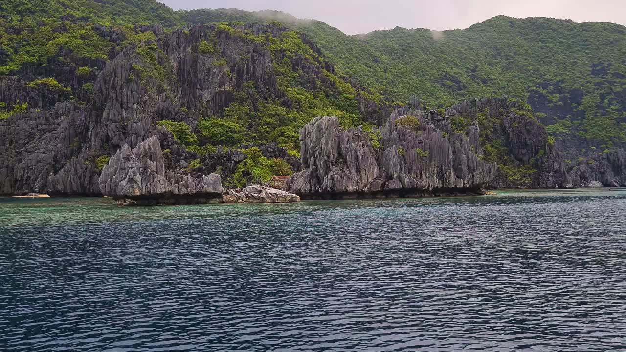 exótica playa tropical entre acantilados de piedra caliza y rocas en el mar, increíble paisaje de el nido, islas palawan, filipinas