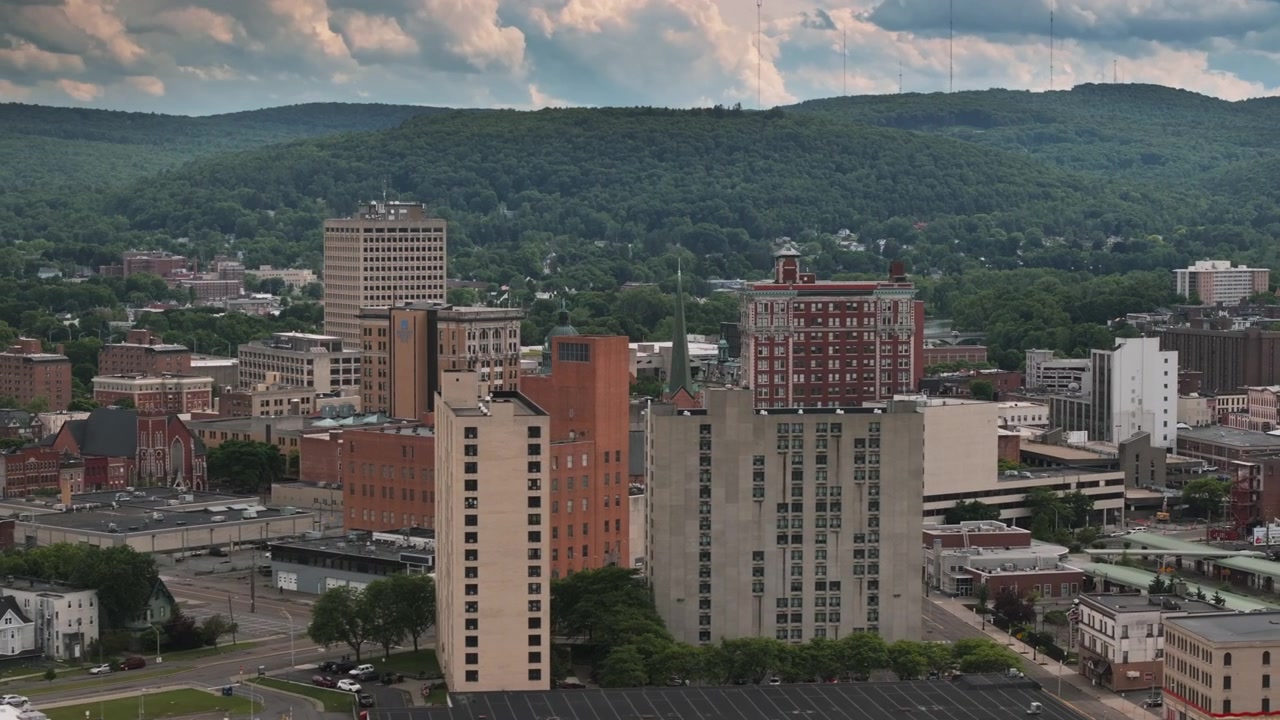 Ripresa aerea con drone di Binghamton in una giornata nuvolosa. Scattato nello Stato di New York durante l'estate