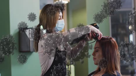 animación de células de coronavirus sobre una peluquera caucásica y una mujer con máscara facial