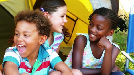 Niños-Divirtiéndose-En-Una-Tienda-De-Campaña-En-Un-Día-Soleado