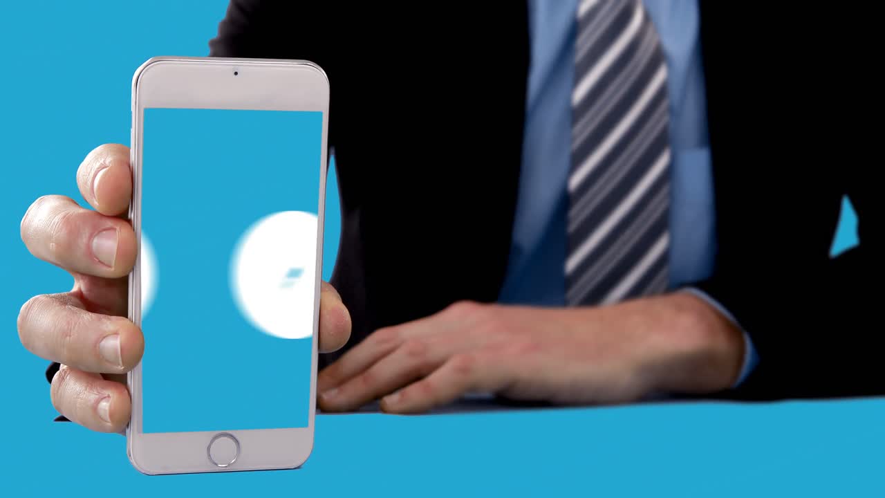 아이콘과 함께 휴대 전화를 보여주는 사업가의 중간 섹션