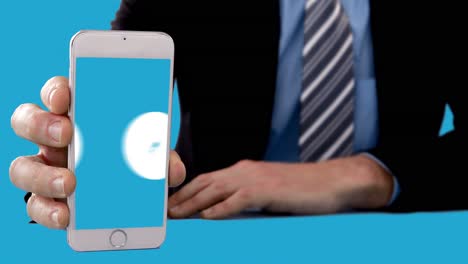 sección media de un hombre de negocios que muestra un teléfono móvil con iconos